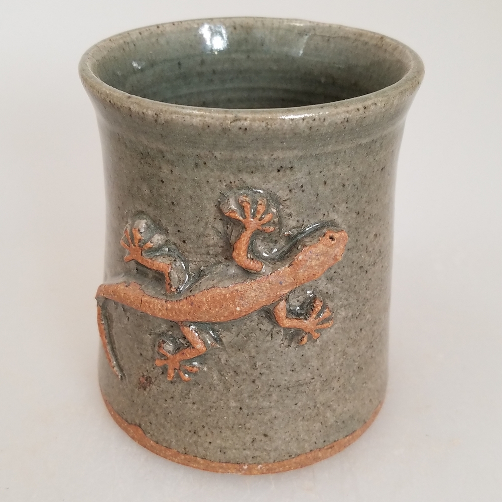 Mug with bas relief lizard